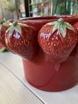 Vaso fragola ceramica rosso 22x14H-Un tocco di originalità e freschezza